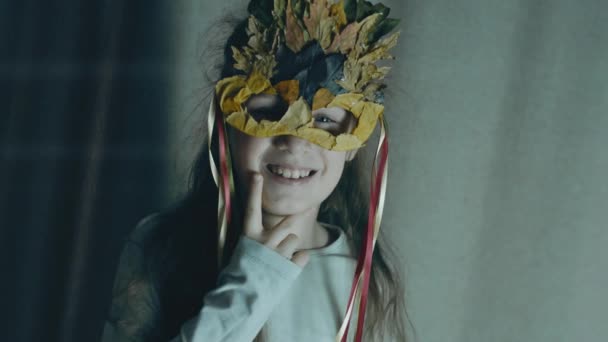 Sonbahar Yaprağı Maskeli Küçük Kız Kameraya Poz Veriyor Gülümsüyor Kamerasıyla — Stok video