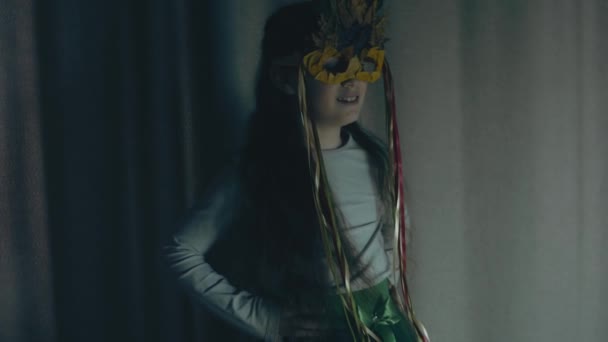 Klein Meisje Met Een Herfstblad Masker Poserend Lachend Handheld Schieten — Stockvideo