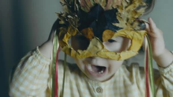 Κοριτσάκι Φθινοπωρινή Μάσκα Που Κλείνει Αυτιά Χέρια Και Ουρλιάζει Χειροκίνητη — Αρχείο Βίντεο