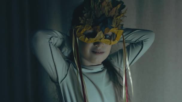 Sonbahar Yaprağı Maskeli Küçük Kız Kameraya Poz Veriyor Gülümsüyor Bilgisayarı — Stok video
