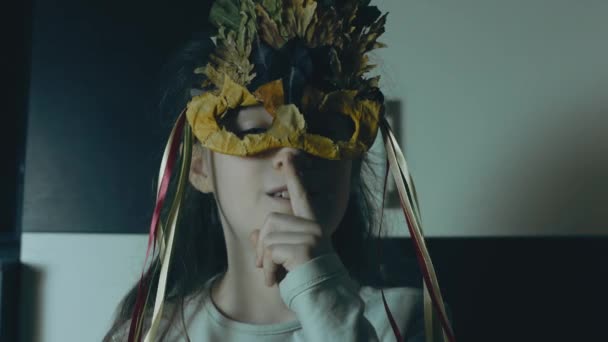 Retrato Uma Menina Com Uma Máscara Folha Outono Sorrindo Para — Vídeo de Stock