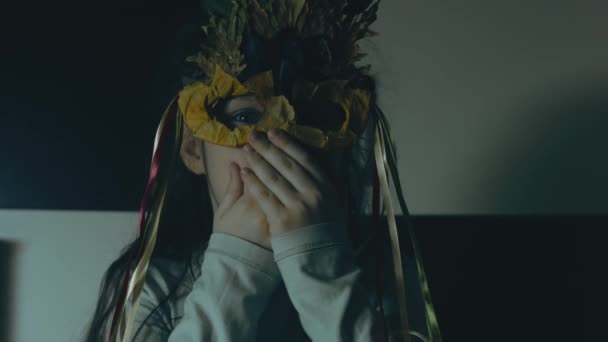 Gadis Kecil Dengan Topeng Daun Musim Gugur Menutup Mulut Dengan — Stok Video