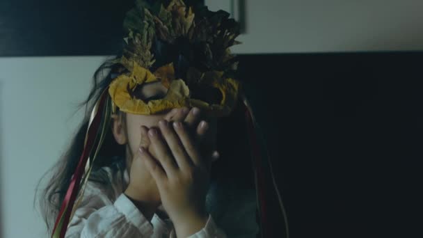 Kleines Mädchen Mit Herbstblattmaske Das Den Mund Mit Den Händen — Stockvideo