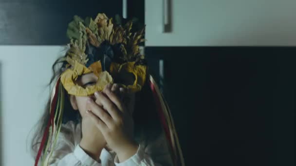 Маленька Дівчинка Осінньою Маскою Листя Закриває Рот Руками Показує Емоції — стокове відео