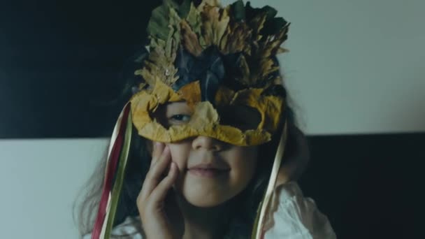 Klein Meisje Met Een Herfstbladmasker Poserend Lachend Naar Camera Handheld — Stockvideo
