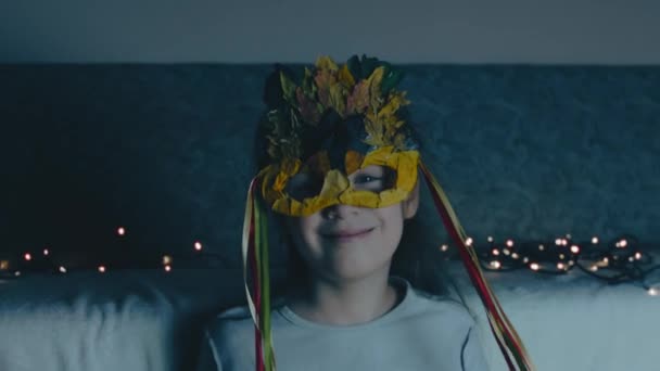 Klein Meisje Dat Herfstblad Masker Afdoet Kerstmuts Opzet Poseert Glimlacht — Stockvideo