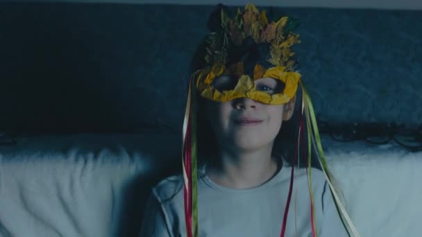 마스크를 모자에 소녀의 초상화 포즈와 카메라에 가을에서 개념으로 휴대용 — 비디오