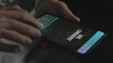 Akıllı telefondaki toprak koruma yazıtları. Mobil uygulama üzerinde bir reklam tasarımı yapan tasarımcı.