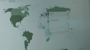 Mısırlı üretim 2021 dünya haritası bilgisayar ekranında. Liderlerin mısır üretimi ülkeleri