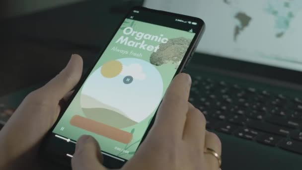 Napis Rynku Organicznym Smartfonie Projektant Wykonujący Projekt Reklamy Aplikacji Mobilnej — Wideo stockowe
