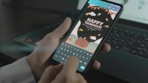 ハッピーサンクスギビング スマートフォンで碑文 モバイルアプリでグリーティングカードデザインを作るデザイナー — ストック動画