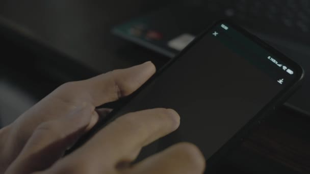 Boeren Markt 2026 Inscriptie Smartphone Ontwerper Maakt Reclame Mobiele App — Stockvideo