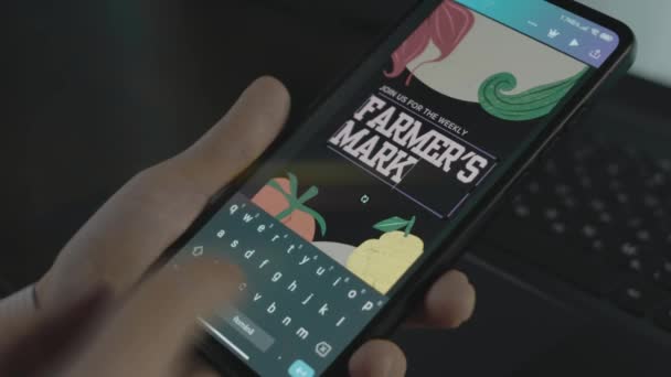 Boeren Markt Inscriptie Smartphone Ontwerper Maakt Reclame Mobiele App — Stockvideo