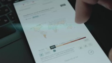 Ayçiçeği tohumu üretimi 1961 'den 2021' e kadar bilgisayar ekranında hızlandırılmış dünya haritası. Ayçiçeği tohumu üretimi liderleri