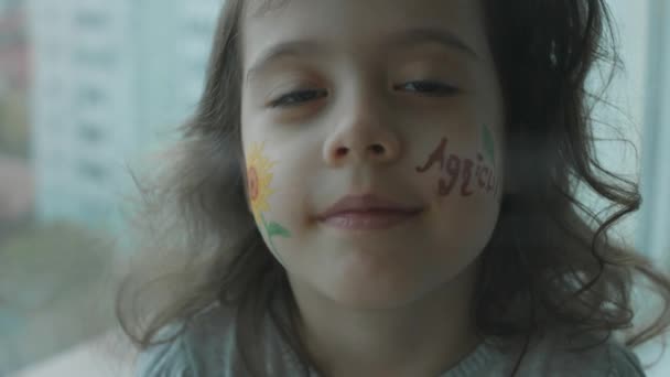 Ευτυχισμένο Κοριτσάκι Σχέδιο Ηλίανθου Και Αγροτική Επιγραφή Στο Πρόσωπό Της — Αρχείο Βίντεο