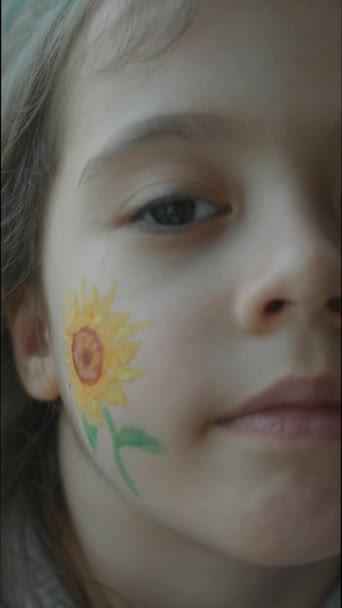 Ernstes Kleines Mädchen Mit Sonnenblumenzeichnung Gesicht Landwirtschaftskonzept — Stockvideo