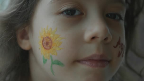 Yüzünde Ayçiçeği Çizimi Tarım Yazısıyla Mutlu Küçük Bir Kız Tarım — Stok video