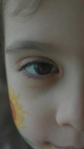 Glückliches Kleines Mädchen Mit Sonnenblumenzeichnung Gesicht Landwirtschaftskonzept — Stockvideo
