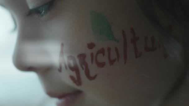 Disegno Girasole Iscrizione Agricoltura Sul Volto Una Bambina Felice Concetto — Video Stock
