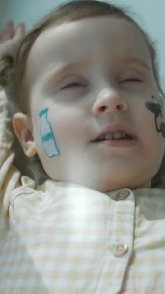 Nettes Kleines Mädchen Mit Einer Milchflasche Und Kuhzeichnungen Gesicht Augen — Stockvideo