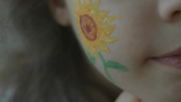 Mutlu Küçük Bir Kızın Yüzüne Ayçiçeği Çizimi Tarım Konsepti Makro — Stok video