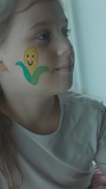 Glückliches Kleines Mädchen Mit Mais Und Traktorzeichnungen Gesicht Landwirtschaftskonzept — Stockvideo