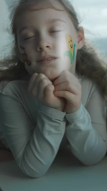 トウモロコシとトラクターのデッサンを顔に描いたハッピーな少女 閉じた目 農業コンセプト — ストック動画