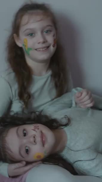 Zwei Niedliche Fröhliche Kleine Mädchen Mit Zeichnungen Zum Thema Landwirtschaft — Stockvideo