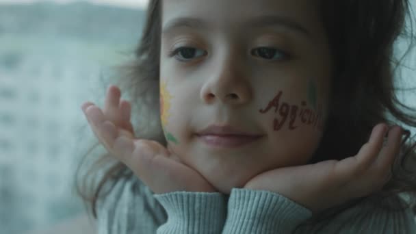 严肃的小女孩 脸上挂着葵花画和农业题词 农业概念 — 图库视频影像