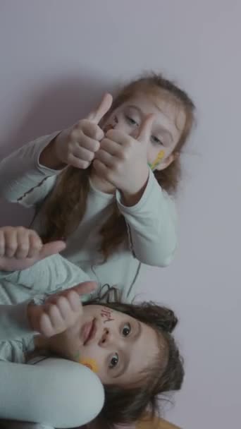 Deux Jolies Petites Filles Joyeux Avec Des Dessins Sur Thème — Video
