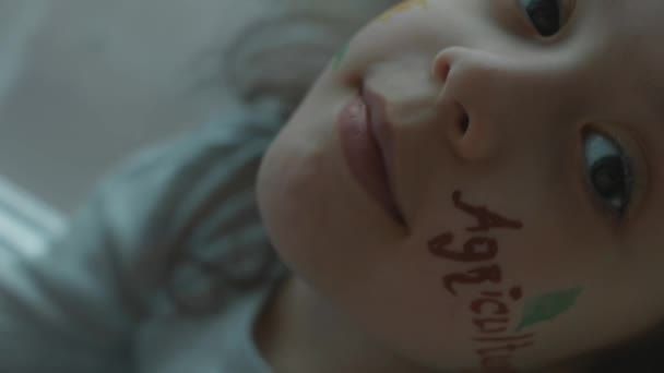 Glückliches Kleines Mädchen Mit Sonnenblumenzeichnung Und Einer Inschrift Auf Ihrem — Stockvideo