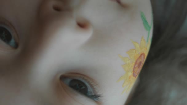 Соняшник Малює Обличчі Щасливої Маленької Дівчинки Концепція Сільського Господарства Макро — стокове відео