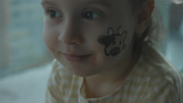 Menina Bonito Com Uma Garrafa Leite Desenhos Vaca Seu Rosto — Vídeo de Stock