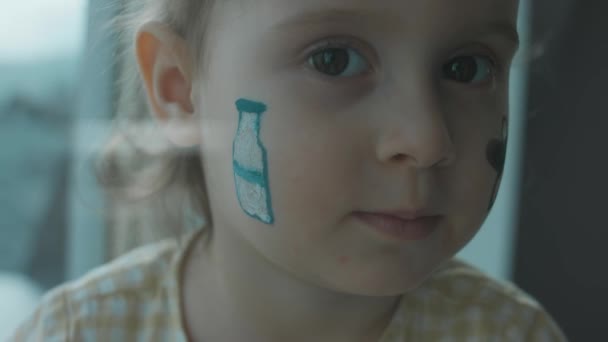 Söt Liten Flicka Med Mjölkflaska Och Ritningar Ansiktet Jordbruksbegreppet — Stockvideo