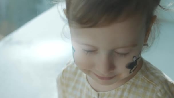 Jolie Petite Fille Avec Une Bouteille Lait Des Dessins Vache — Video