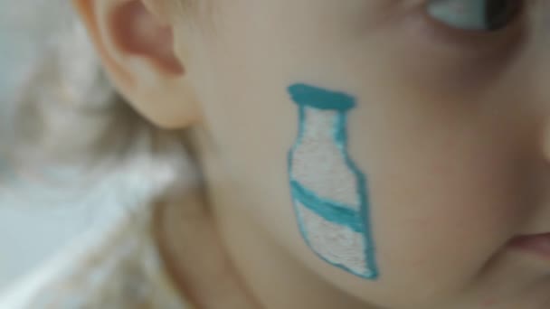 Bottiglia Latte Disegno Sul Viso Una Bambina Carina Concetto Agricolo — Video Stock