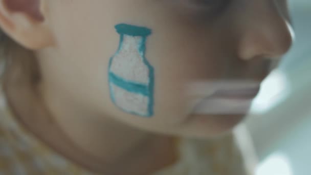 Bottiglia Latte Disegni Mucca Volto Una Bambina Carina Concetto Agricolo — Video Stock