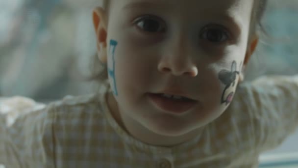 Söt Liten Flicka Med Mjölkflaska Och Ritningar Ansiktet Jag Gör — Stockvideo