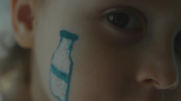 Küçük Tatlı Bir Kızın Yüzüne Süt Şişesi Çizilmiş Tarım Konsepti — Stok video