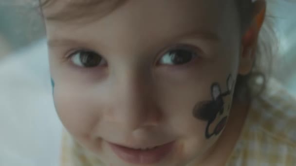 Ζωγραφική Αγελάδας Στο Πρόσωπο Ενός Χαριτωμένου Κοριτσιού Σχέδιο Γεωργίας Μακρό — Αρχείο Βίντεο