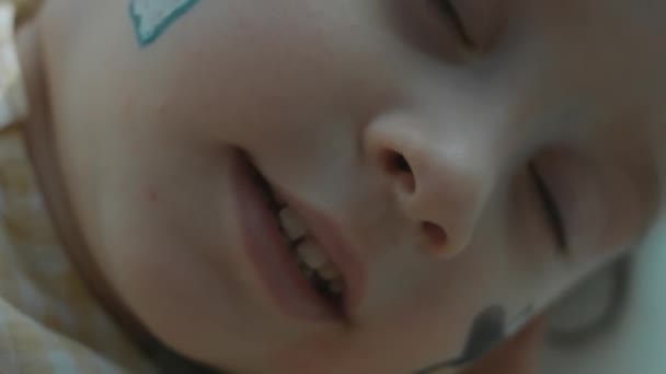 Sød Lille Pige Med Mælkeflaske Tegninger Hendes Ansigt Lukker Øjnene – Stock-video