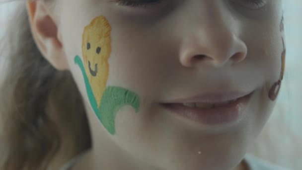 Ζωγραφική Καλαμποκιού Στο Πρόσωπο Ενός Χαριτωμένου Χαρούμενου Κοριτσιού Σχέδιο Γεωργίας — Αρχείο Βίντεο