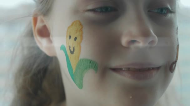 かわいい陽気な女の子の顔にコーンが描かれています 農業コンセプト マクロ マクロ — ストック動画