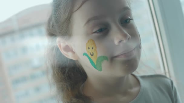 かわいい陽気な女の子の顔にコーンとトラクターの図面 農業コンセプト — ストック動画