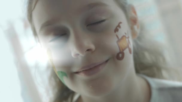 귀여운 쾌활한 소녀의 얼굴에 옥수수와 트랙터 아름다운 개념입니다 매크로 — 비디오