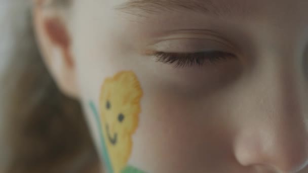 かわいい陽気な女の子の顔にコーンが描かれています 美しい青い瞳を開く 農業と顔絵のコンセプト マクロ マクロ — ストック動画