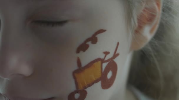 Traktor Menggambar Wajah Seorang Gadis Lucu Ceria Pertanian Dan Lukisan — Stok Video