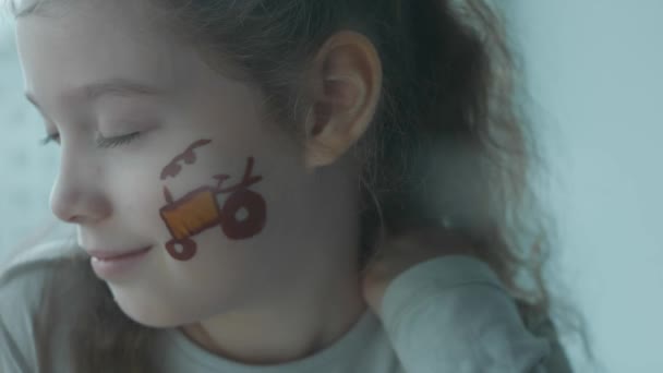 Maïs Tractor Tekeningen Het Gezicht Van Een Leuk Vrolijk Meisje — Stockvideo