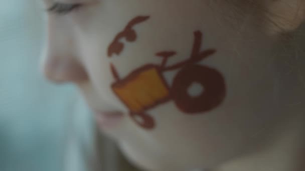 Traktorzeichnung Auf Dem Gesicht Eines Niedlichen Fröhlichen Mädchens Landwirtschaft Und — Stockvideo