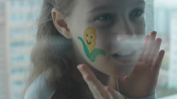 玉米和拖拉机画在一个可爱的快乐的女孩的脸上 表现出惊讶的情绪 农业概念 — 图库视频影像